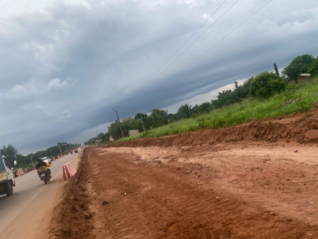 01 HECTARE + 690 m² À VENDRE – BORD DU GOUDRON À GLO DJIGBÉ