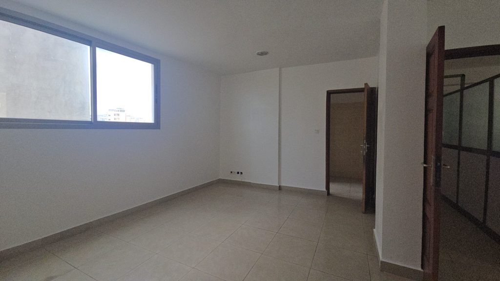 Appartement / Bureau à Louer – GANHI – Immeuble Bancaire avec Ascenseur